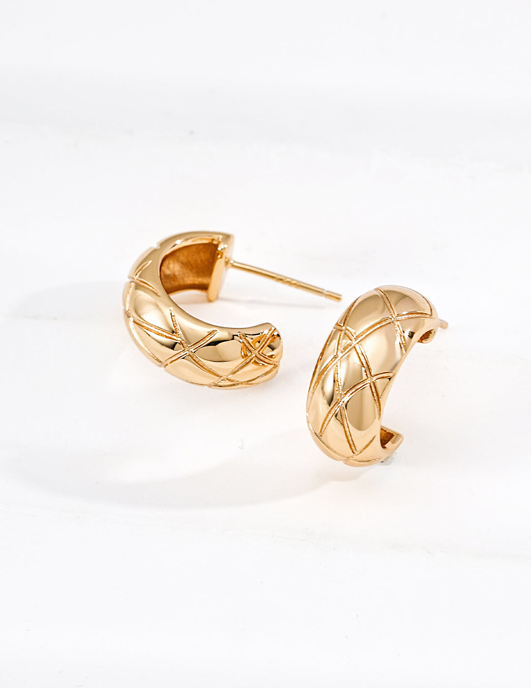 Diamond-pattern stud earrings