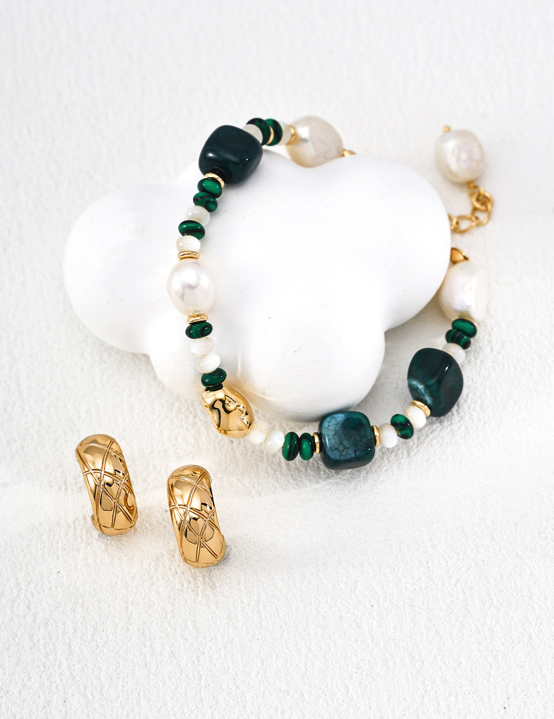 Diamond-pattern stud earrings