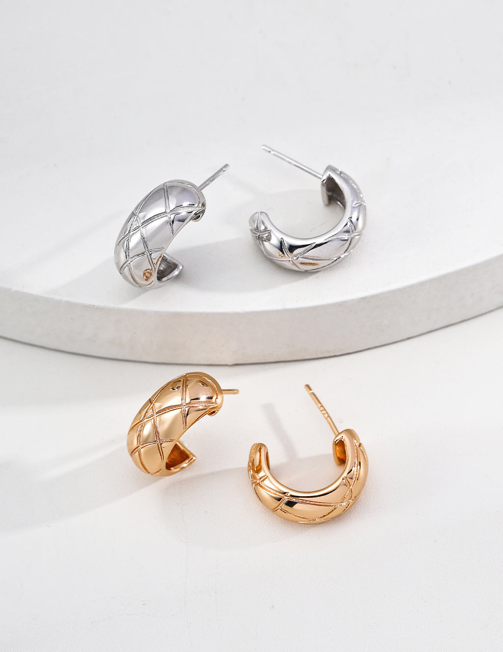 Diamond-pattern stud earrings