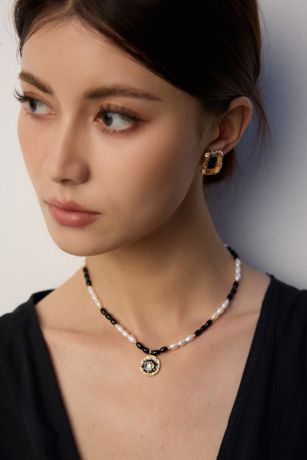 Natural Pearl Black Agate Glazed Zirconia Pendant Necklace